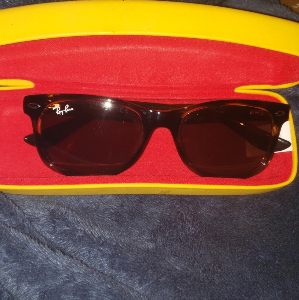 Kids Rayban suns..